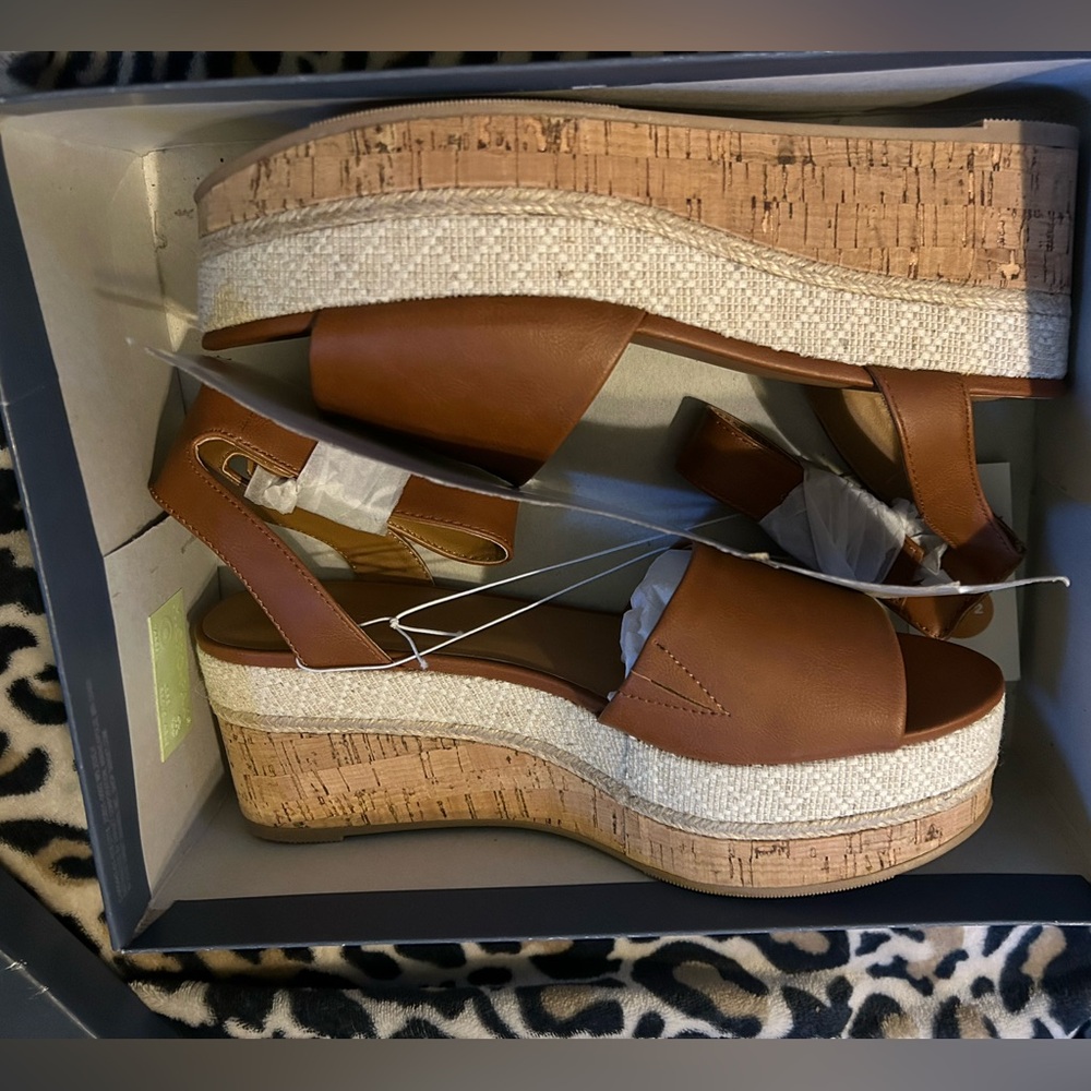Cognac Universal Thread Sandals - Picture 3 of 9